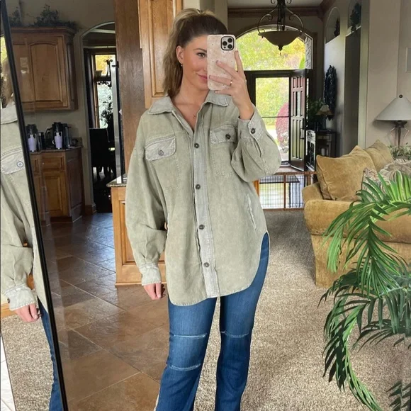 Button down. - Picture 1 of 2